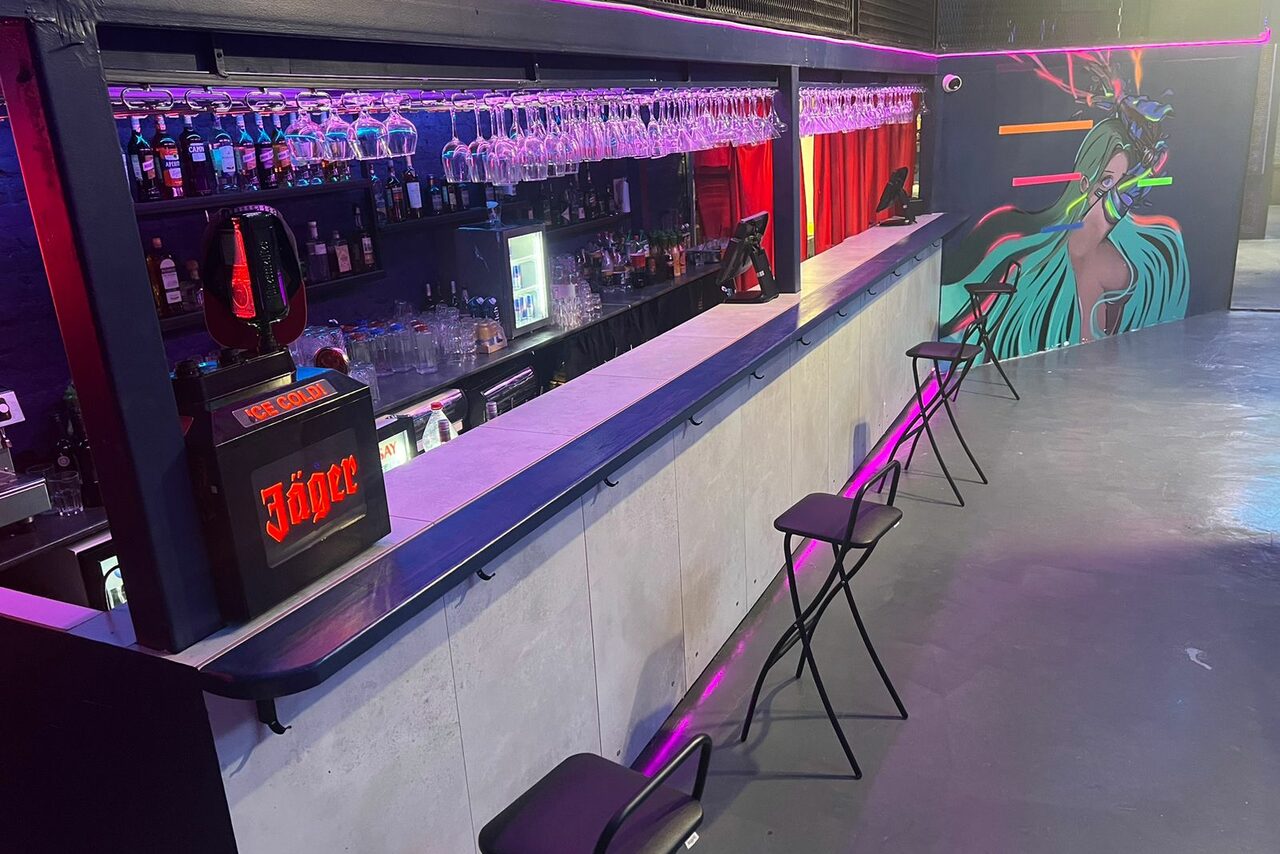 Арендовать Клуб в неоновом стиле