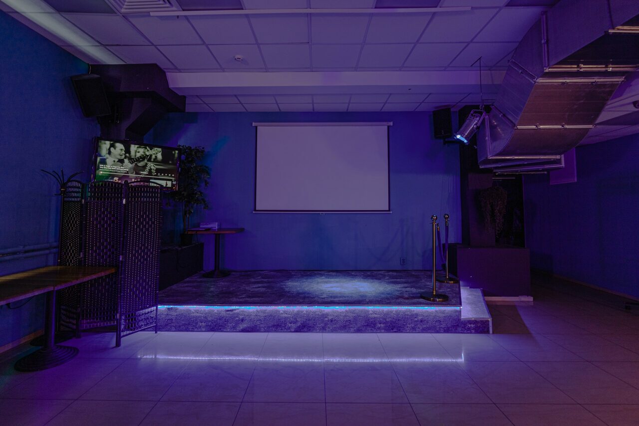 Арендовать Просторный лофт со сценой и фотозонами