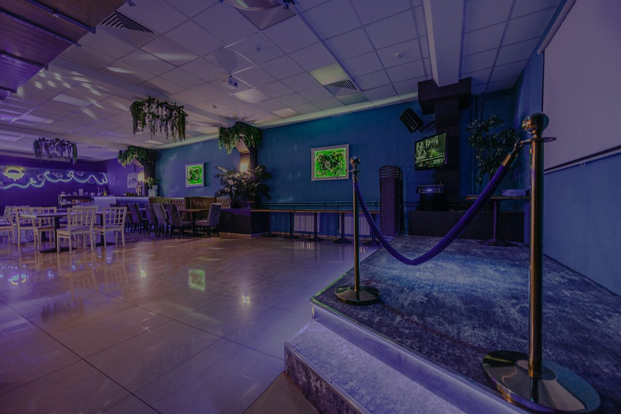 Арендовать Просторный лофт со сценой и фотозонами