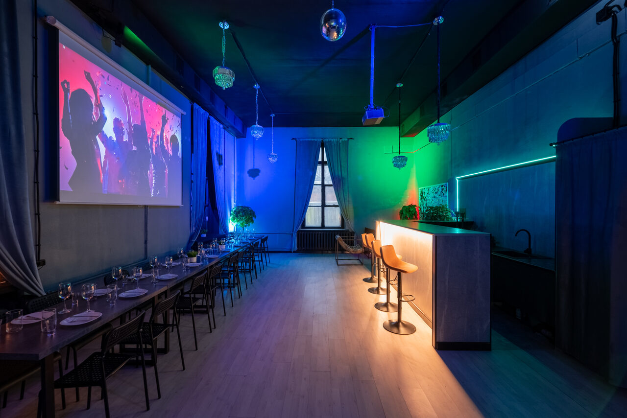 Арендовать Неоновый лофт-зал с барной стойкой и сценой