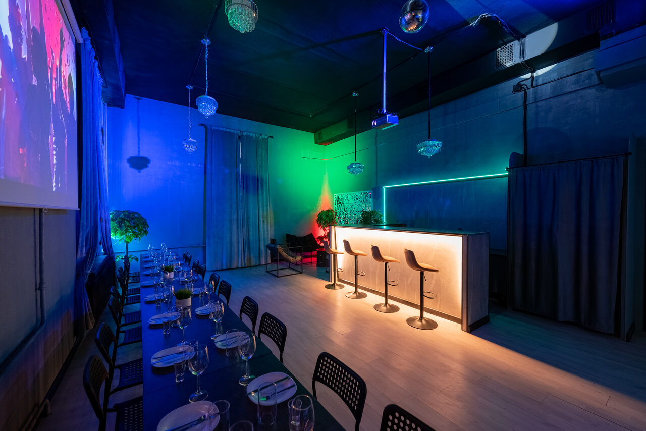 Арендовать Неоновый лофт-зал с барной стойкой и сценой