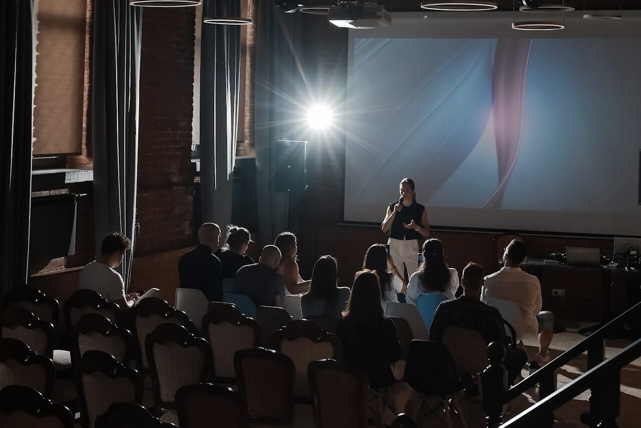 Арендовать Двухуровневый лофт-зал с высокими потолками