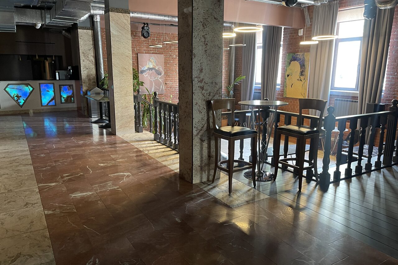 Арендовать Двухуровневый лофт-зал с высокими потолками