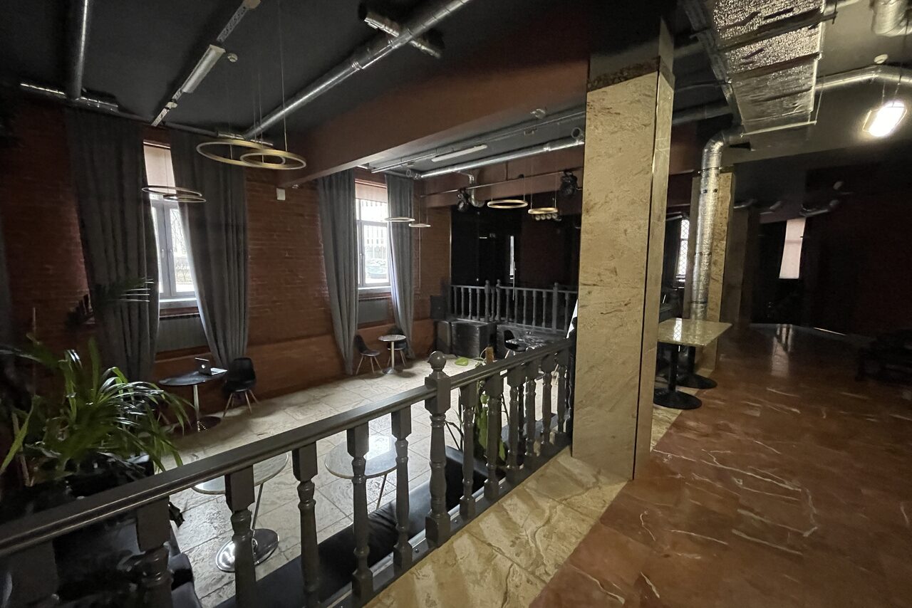 Арендовать Двухуровневый лофт-зал с высокими потолками