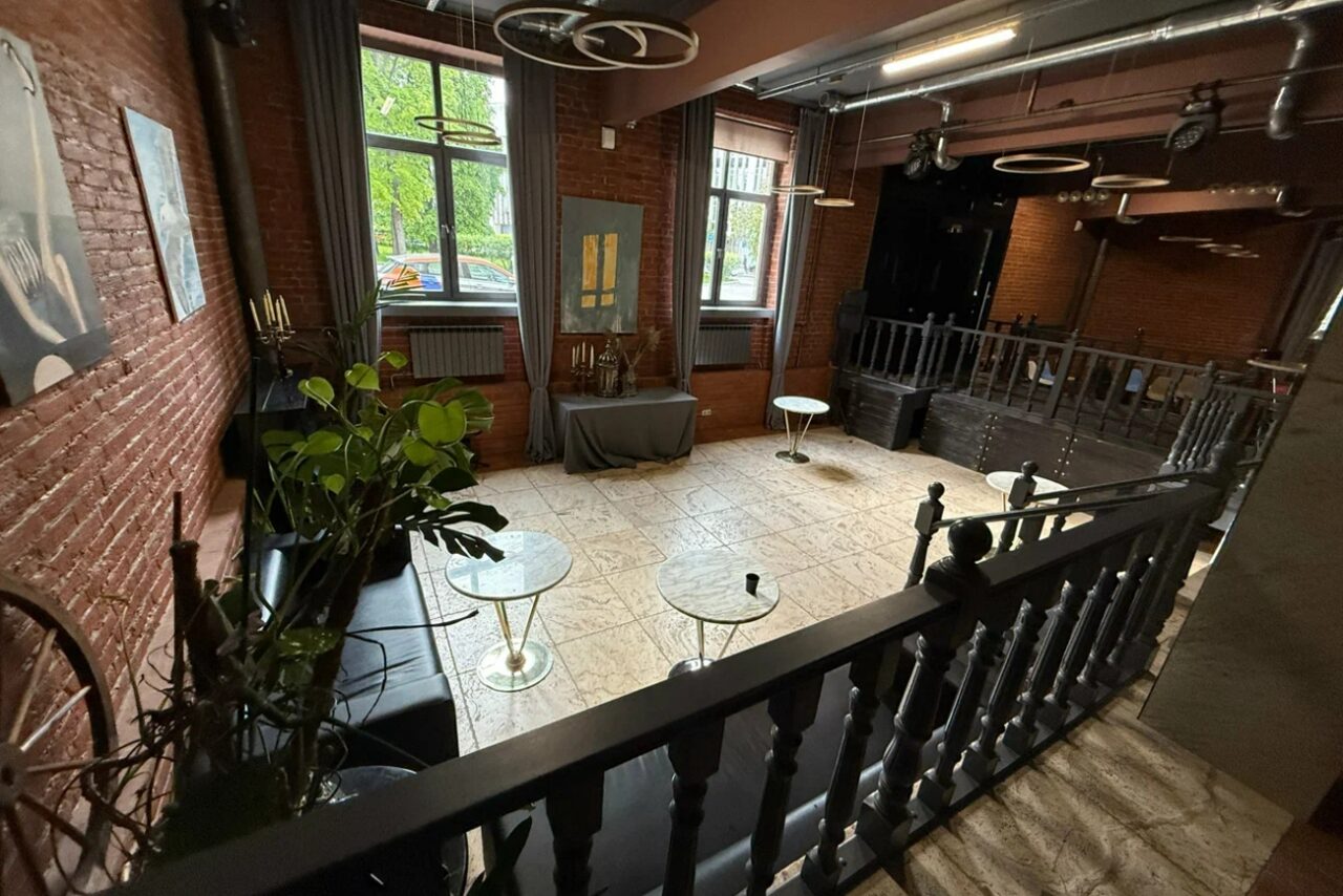 Арендовать Двухуровневый лофт-зал с высокими потолками