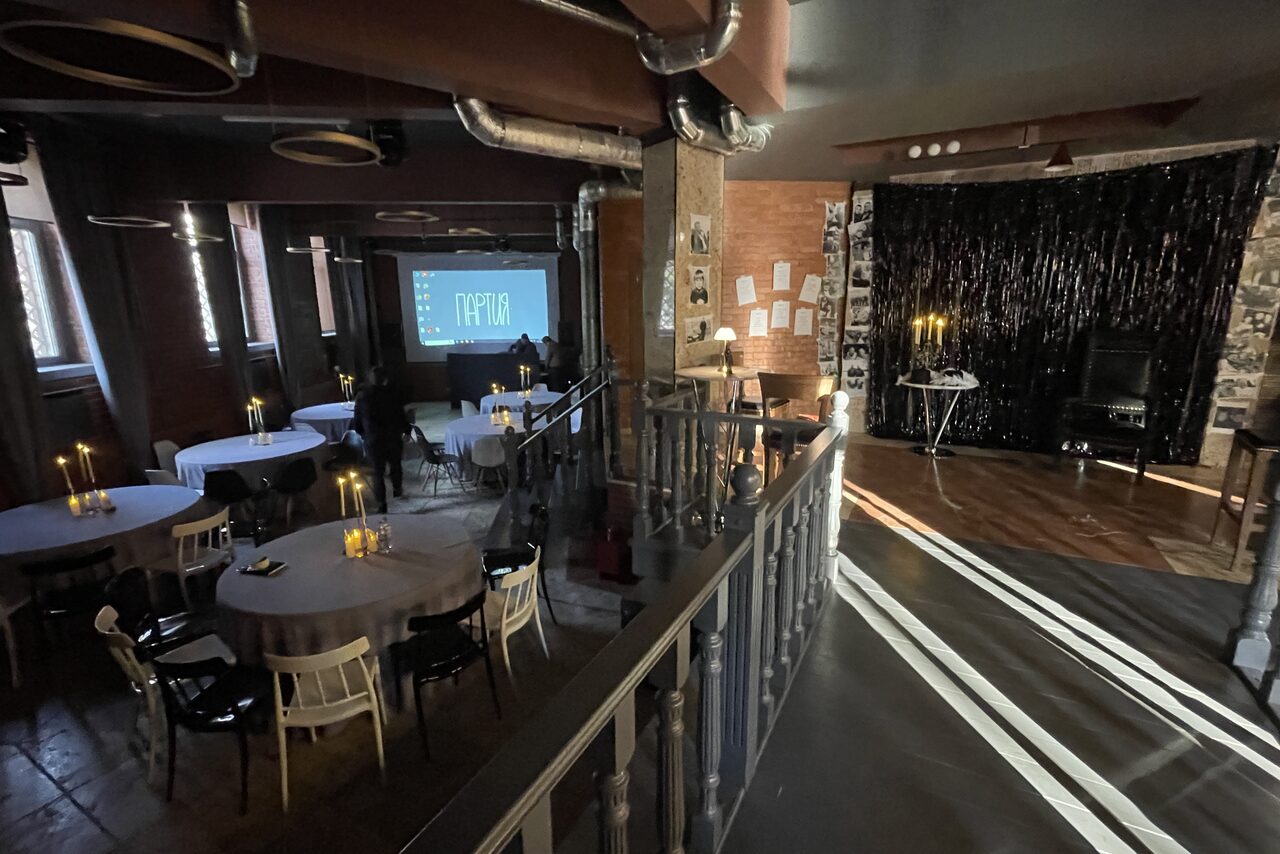 Арендовать Двухуровневый лофт-зал с высокими потолками