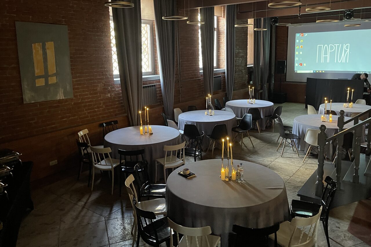 Арендовать Двухуровневый лофт-зал с высокими потолками