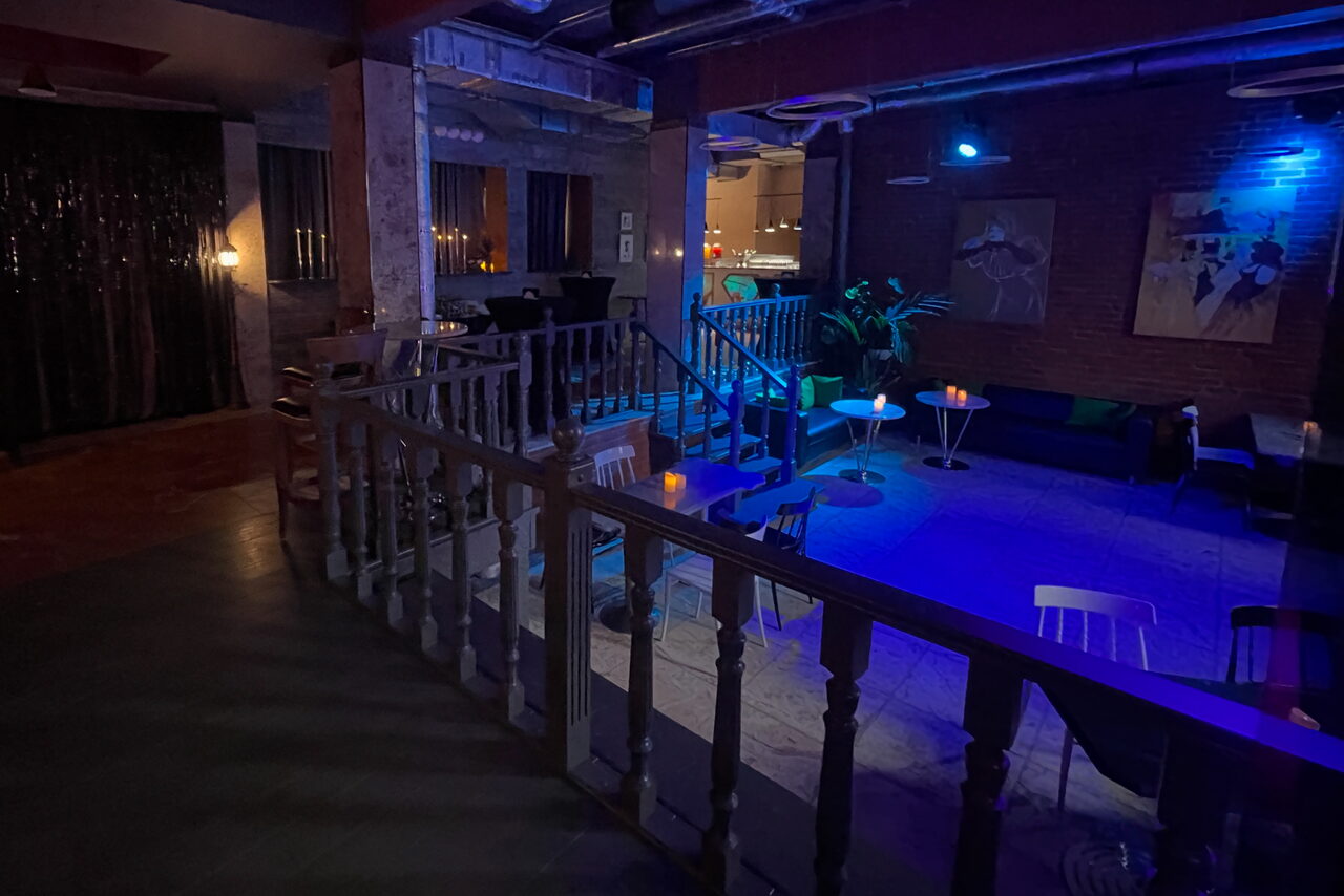 Арендовать Двухуровневый лофт-зал с высокими потолками