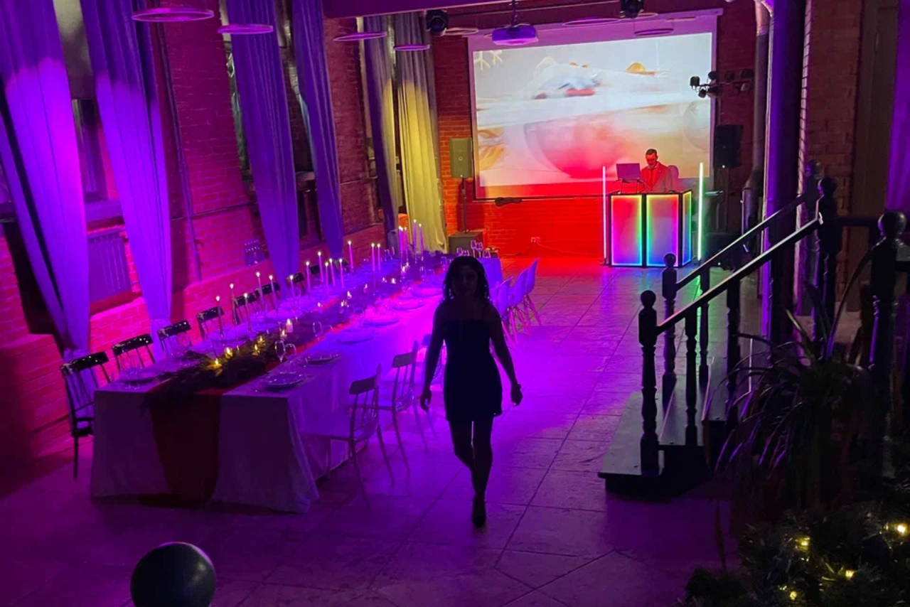 Арендовать Двухуровневый лофт-зал с высокими потолками