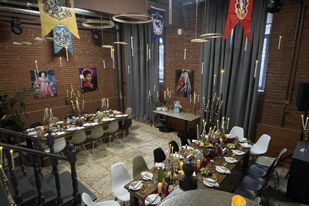 Арендовать Двухуровневый лофт-зал с высокими потолками