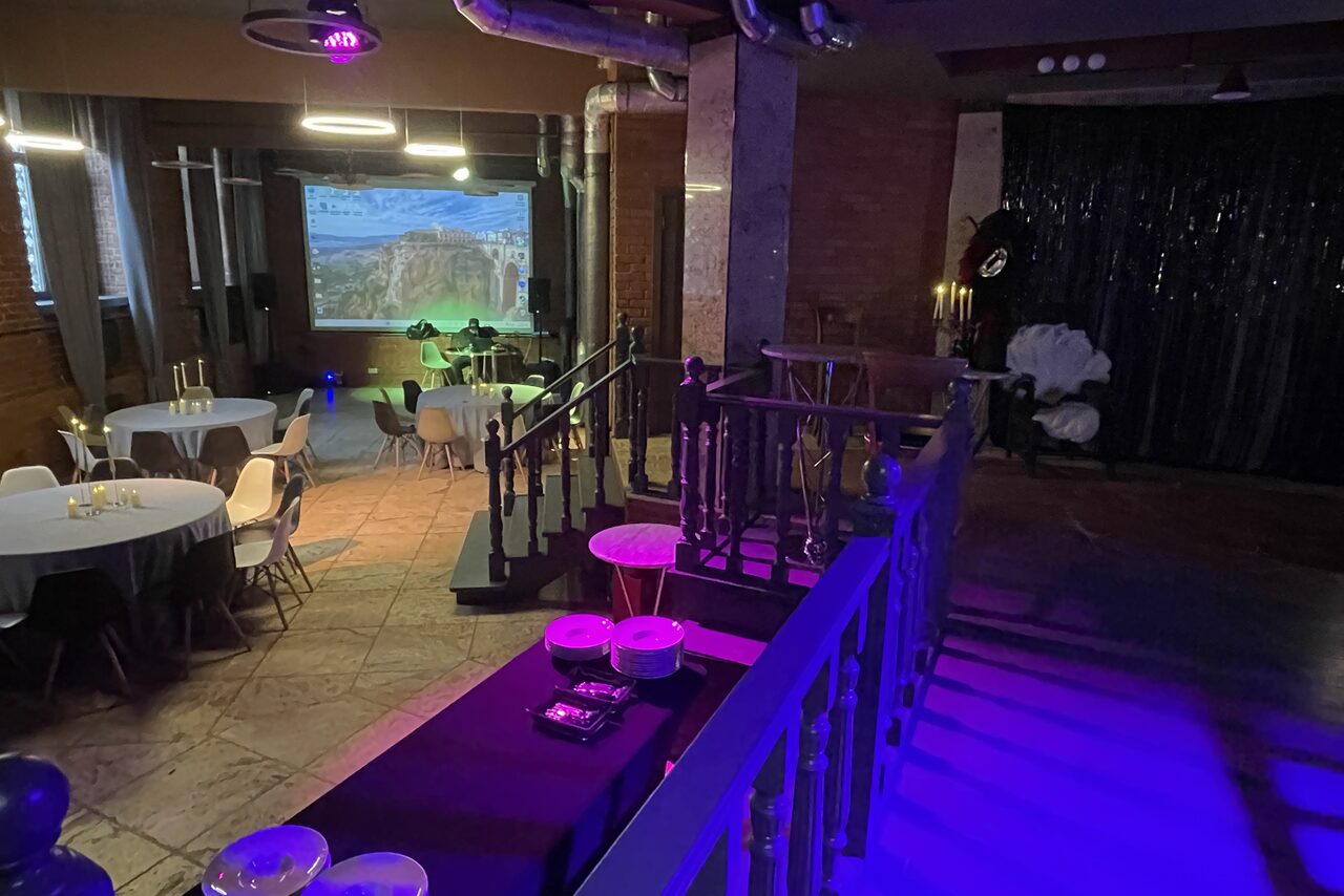 Арендовать Двухуровневый лофт-зал с высокими потолками