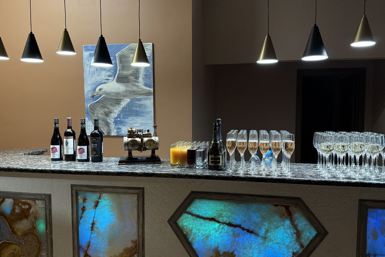 Арендовать Двухуровневый лофт-зал с высокими потолками