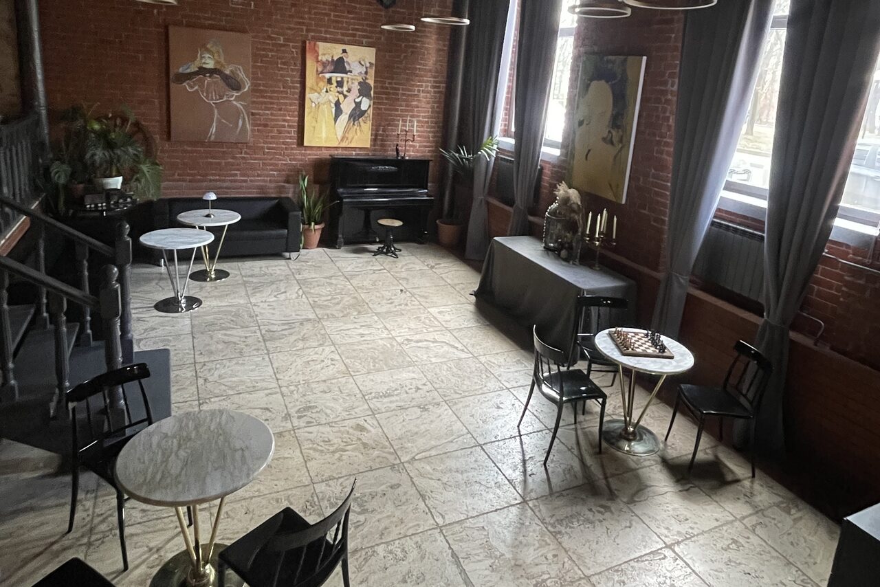 Арендовать Двухуровневый лофт-зал с высокими потолками