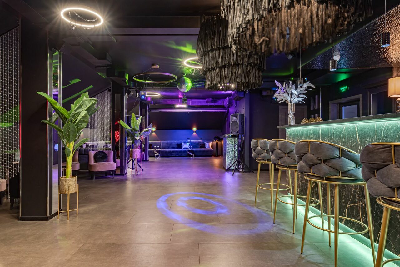 Арендовать Темный лофт-зал на мансардном этаже