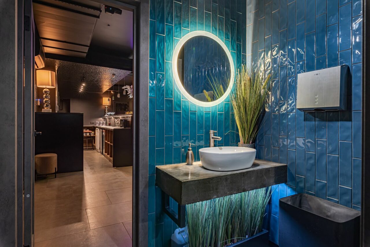 Арендовать Темный лофт-зал на мансардном этаже