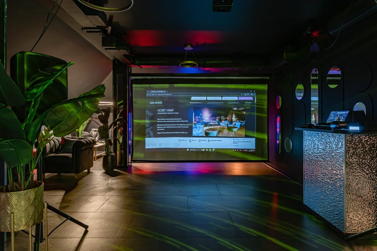 Арендовать Темный лофт-зал на мансардном этаже