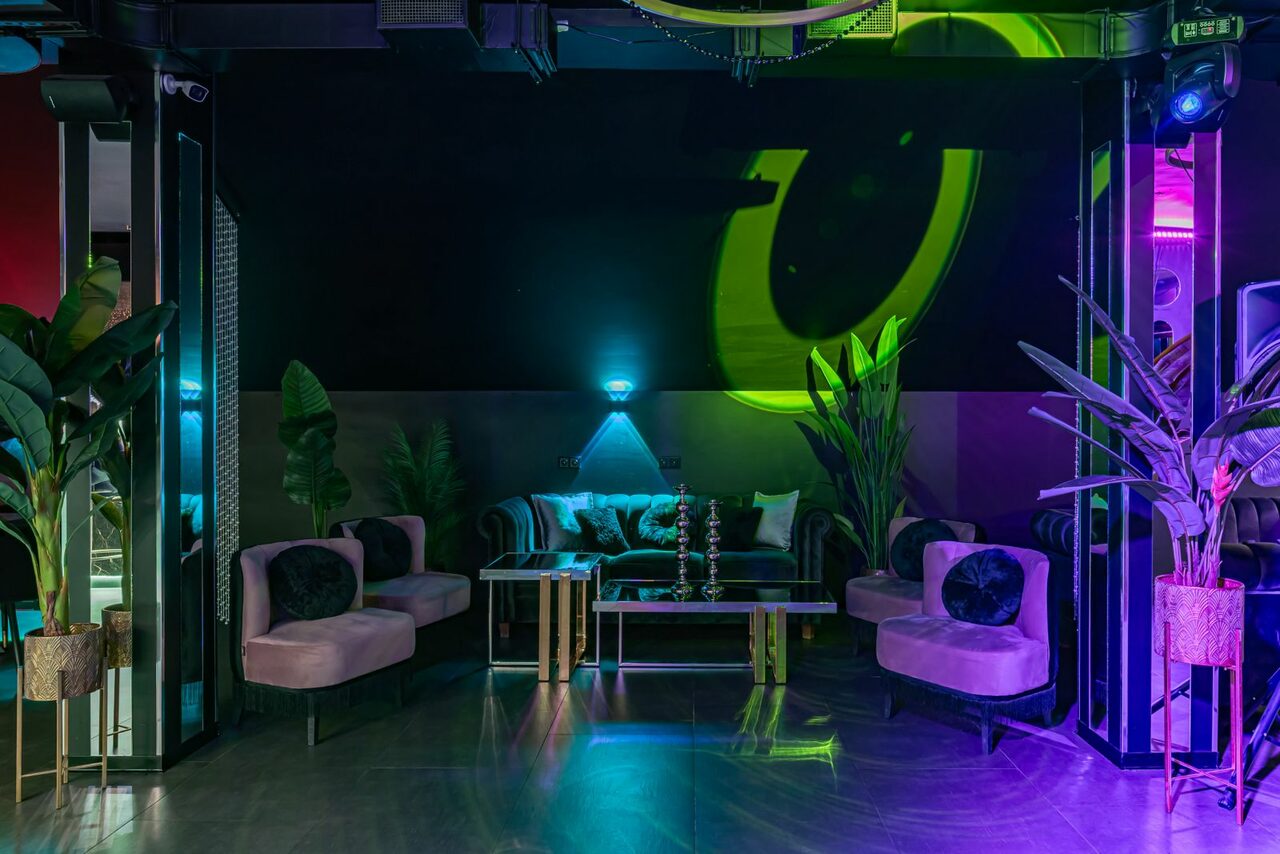 Арендовать Темный лофт-зал на мансардном этаже