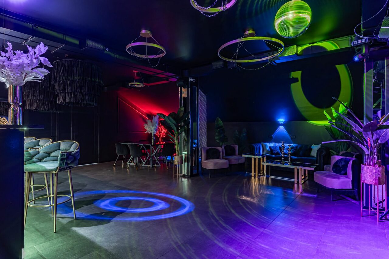 Арендовать Темный лофт-зал на мансардном этаже