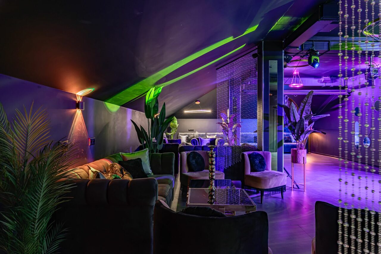 Арендовать Темный лофт-зал на мансардном этаже