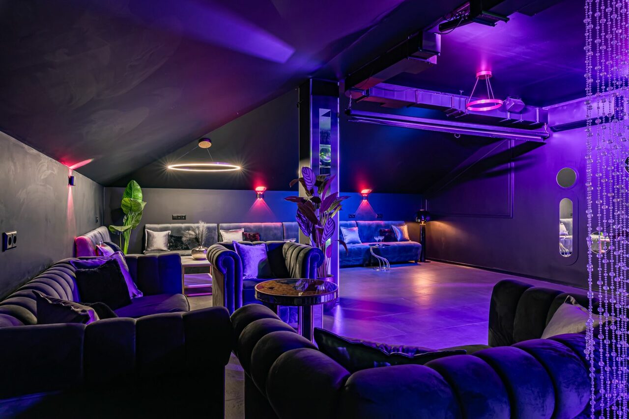 Арендовать Темный лофт-зал на мансардном этаже