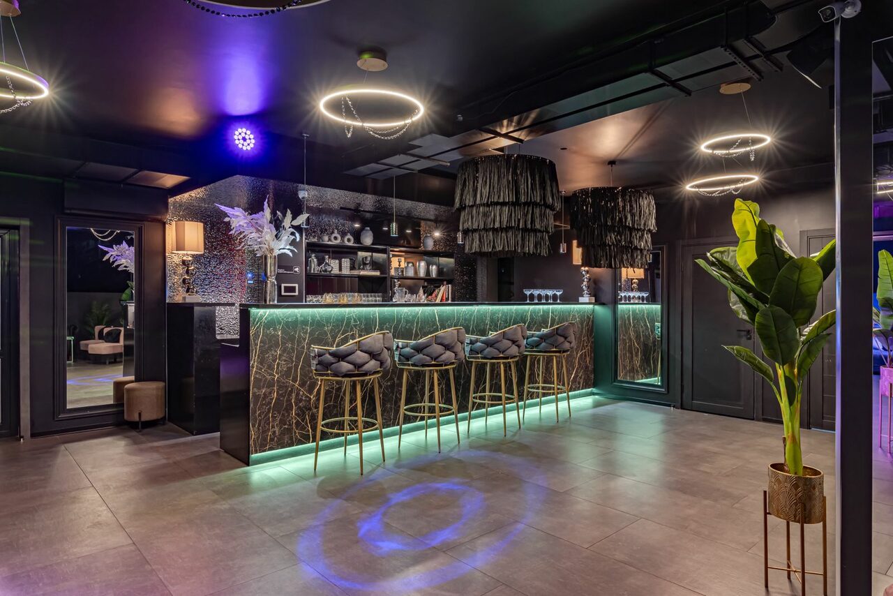 Арендовать Темный лофт-зал на мансардном этаже