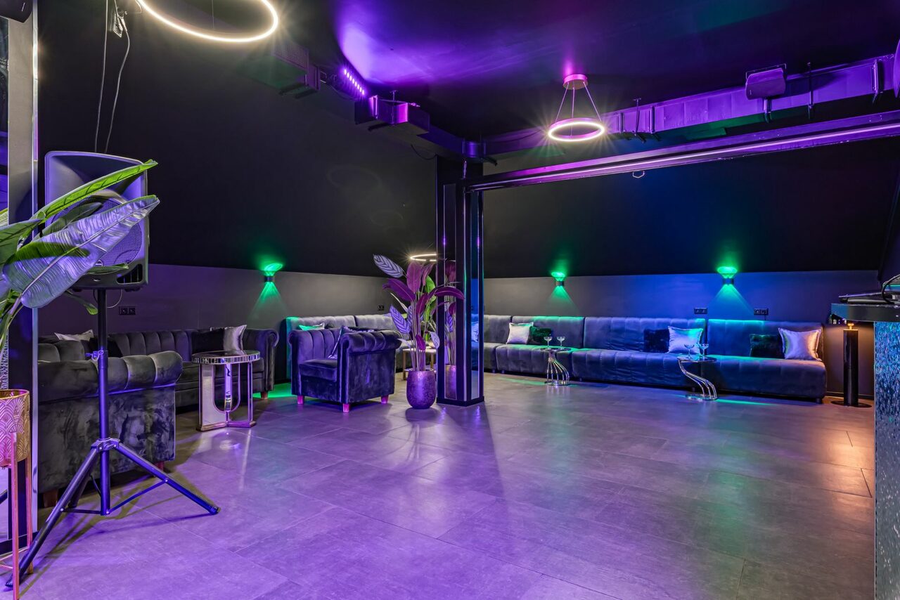 Арендовать Темный лофт-зал на мансардном этаже