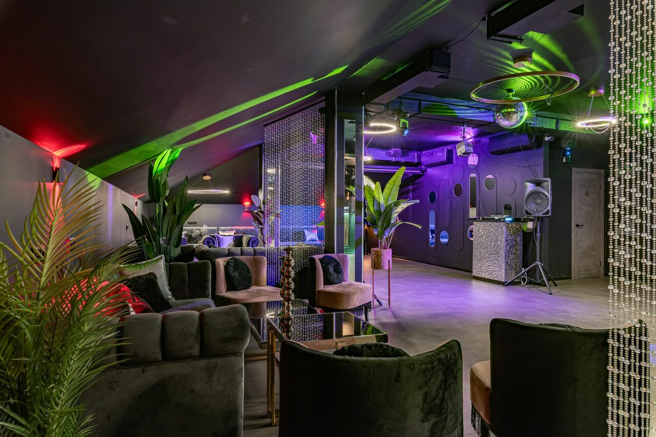 Арендовать Темный лофт-зал на мансардном этаже