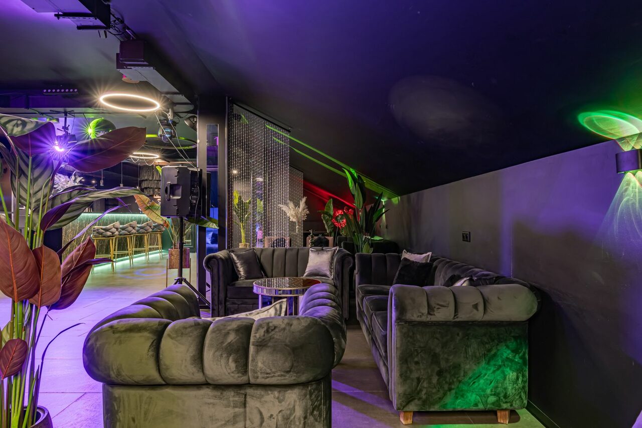 Арендовать Темный лофт-зал на мансардном этаже