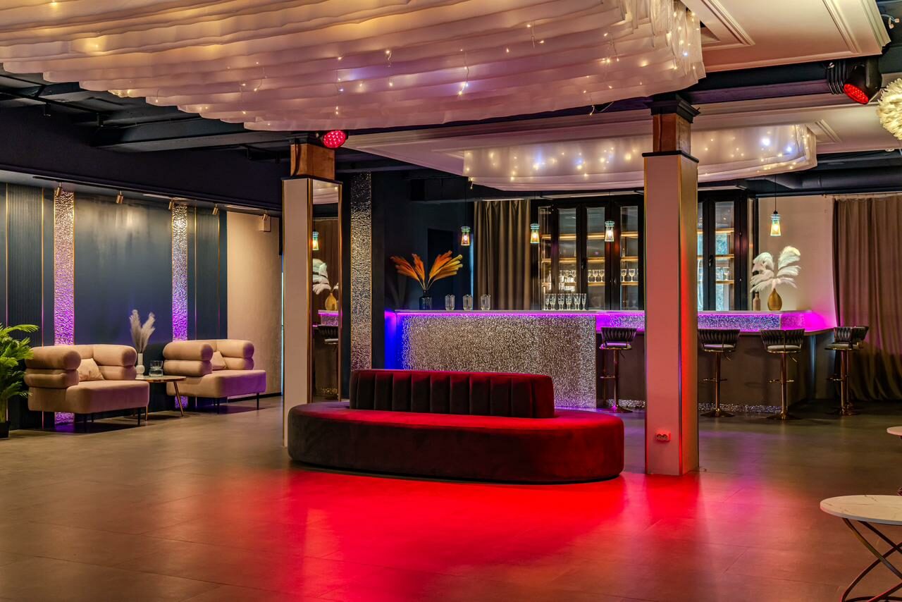 Арендовать Просторный лофт-зал с колоннами