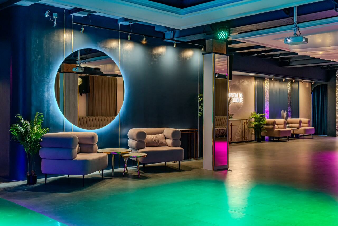 Арендовать Просторный лофт-зал с колоннами