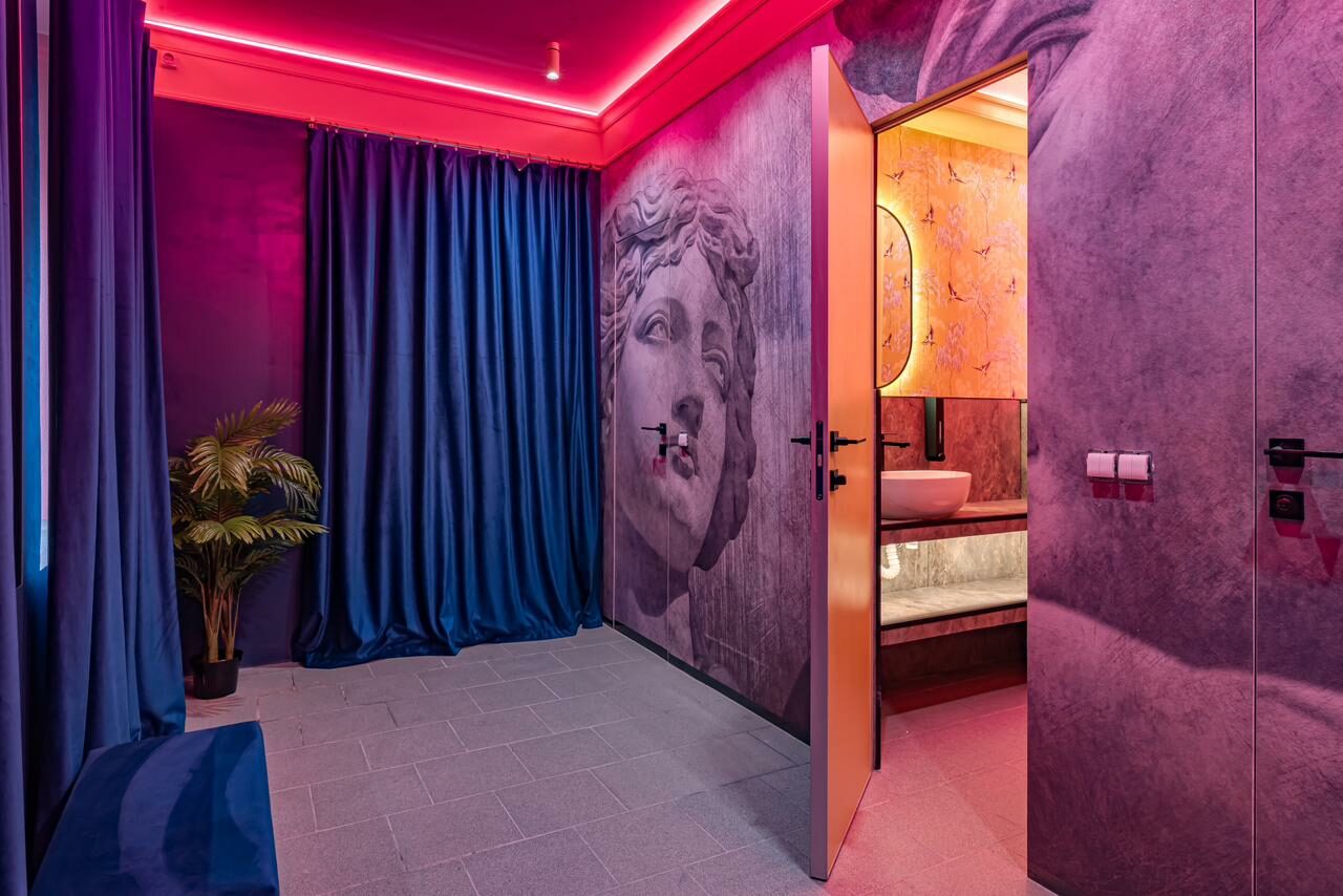 Арендовать Просторный лофт-зал с колоннами