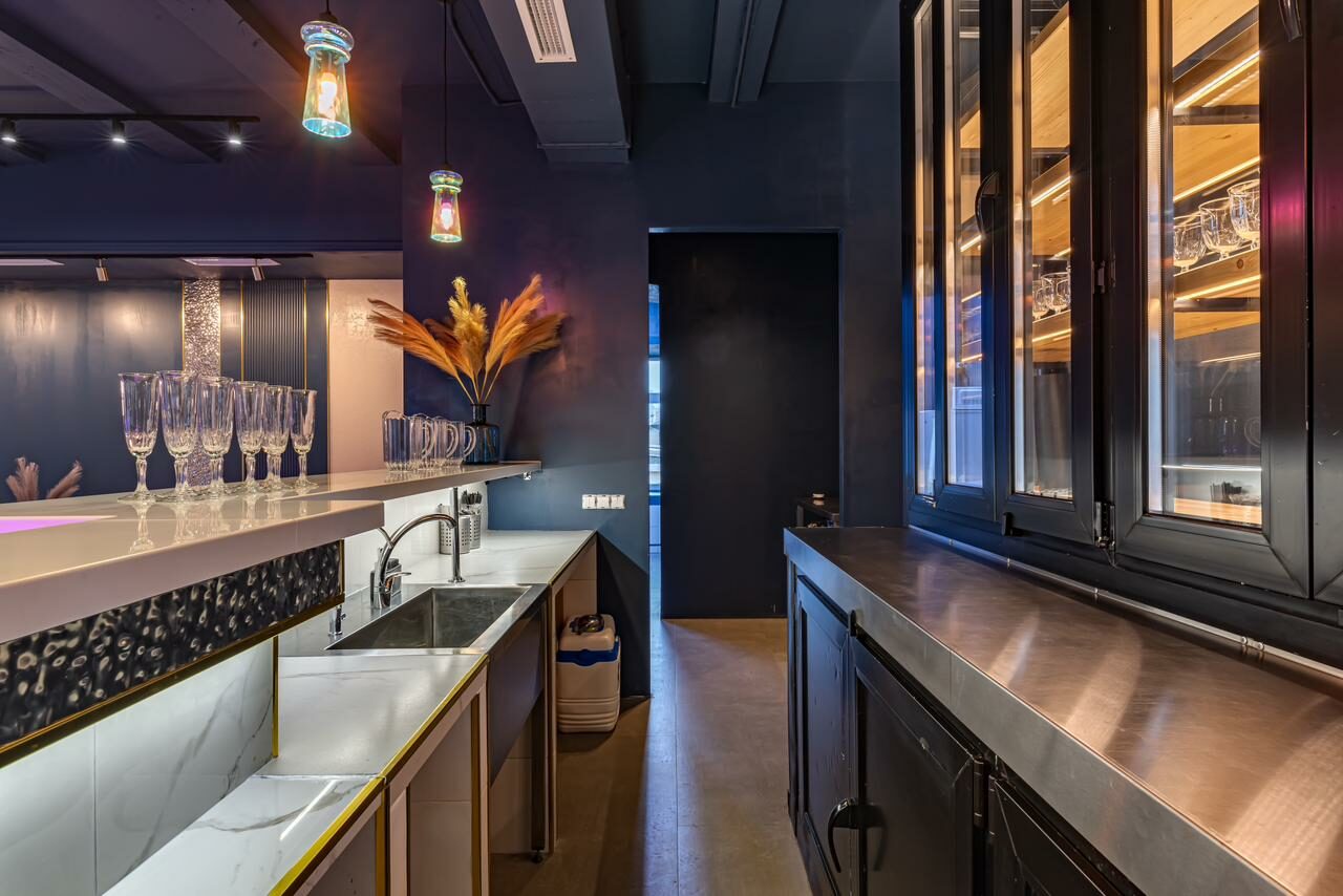 Арендовать Просторный лофт-зал с колоннами