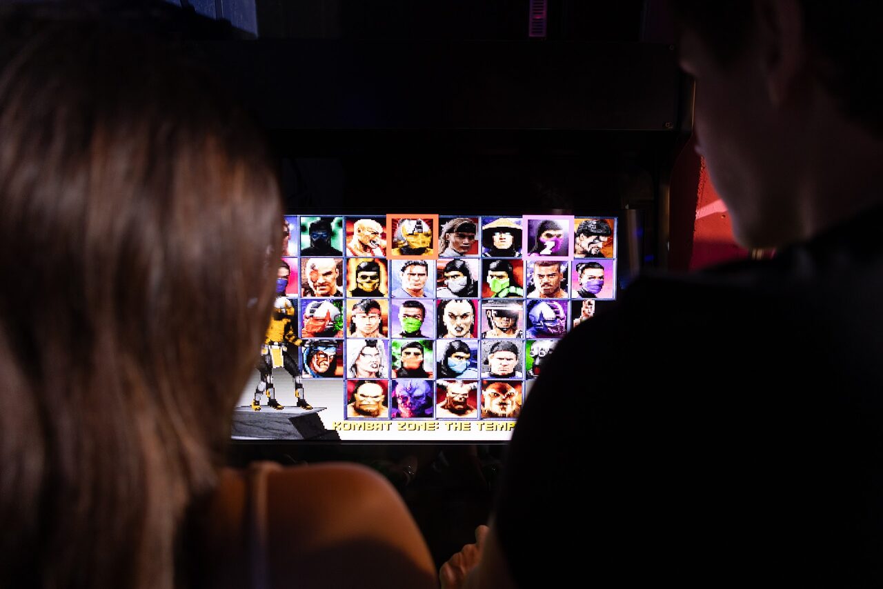 Арендовать Кибер-лофт с консолями, рулями, VR и ПК