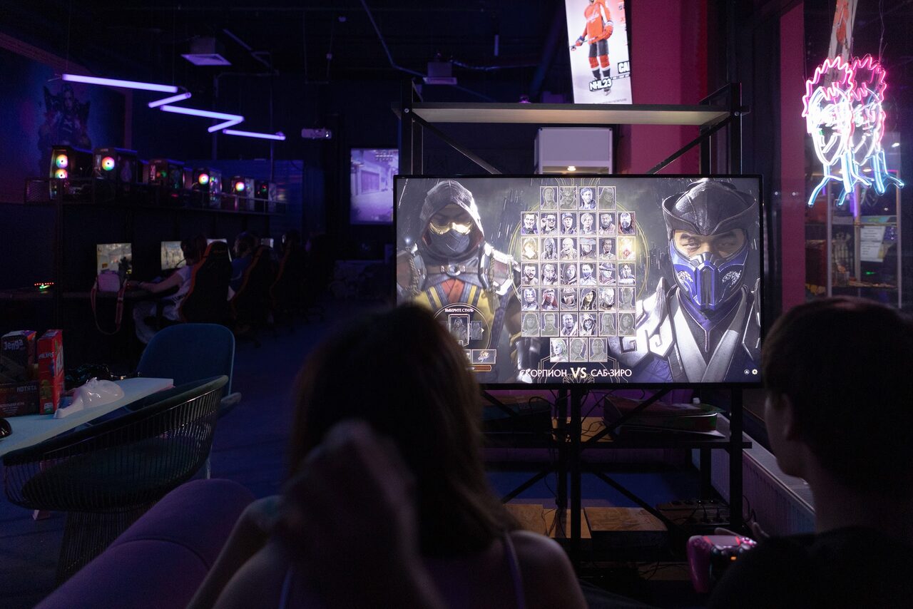 Арендовать Кибер-лофт с консолями, рулями, VR и ПК