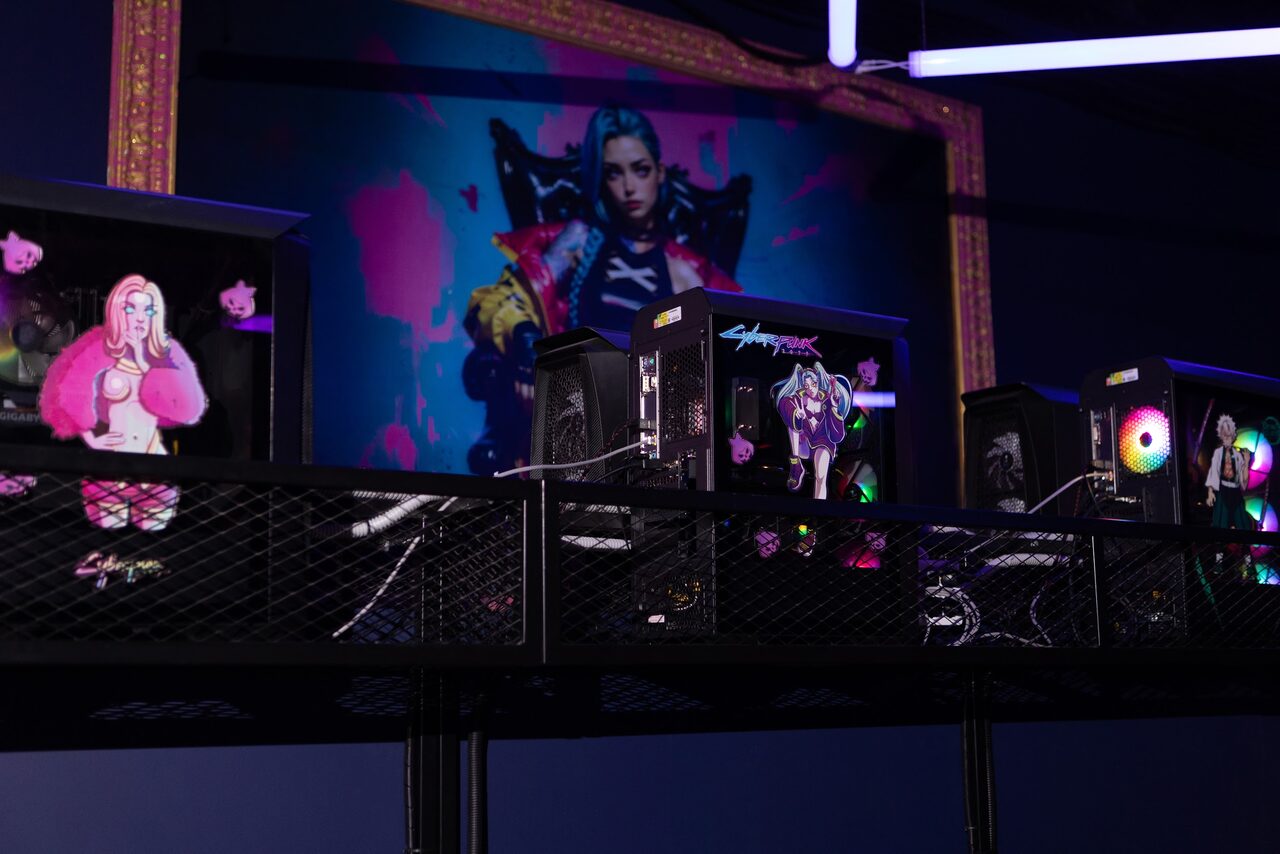 Арендовать Кибер-лофт с консолями, рулями, VR и ПК