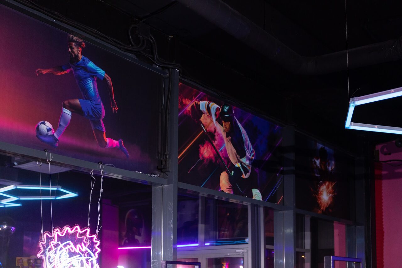 Арендовать Кибер-лофт с консолями, рулями, VR и ПК