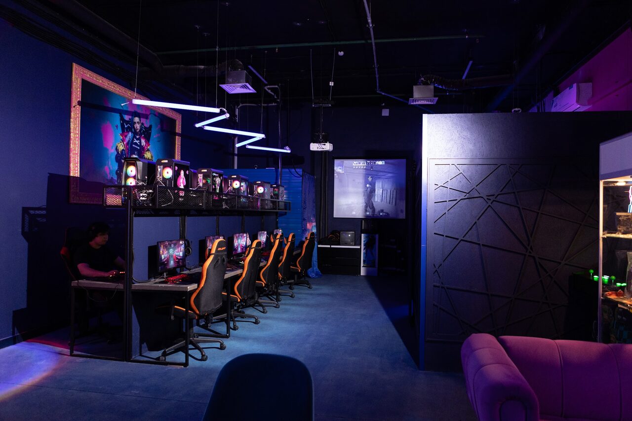 Арендовать Кибер-лофт с консолями, рулями, VR и ПК