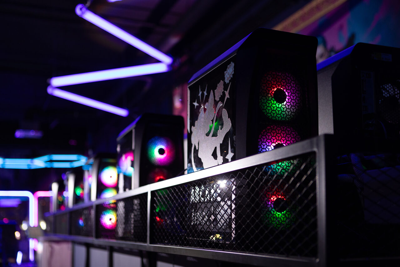 Арендовать Кибер-лофт с консолями, рулями, VR и ПК