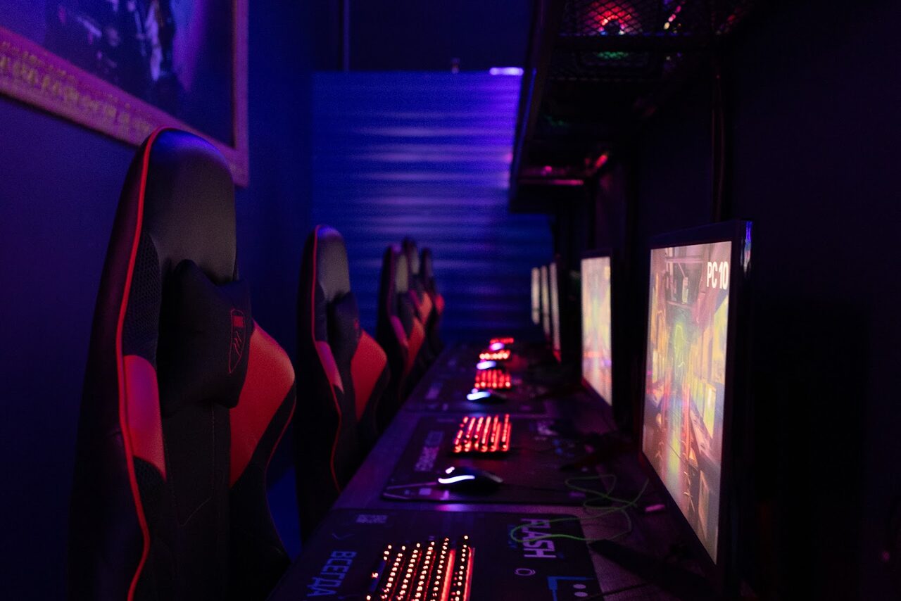 Арендовать Кибер-лофт с консолями, рулями, VR и ПК