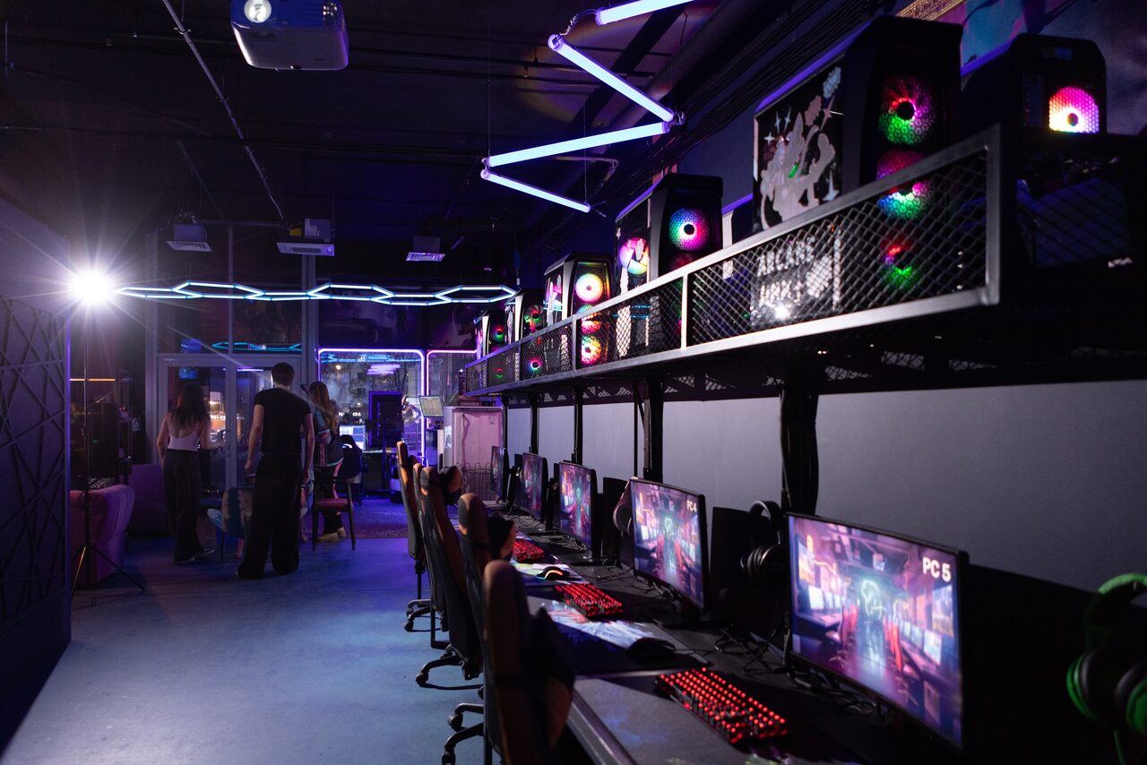 Арендовать Кибер-лофт с консолями, рулями, VR и ПК