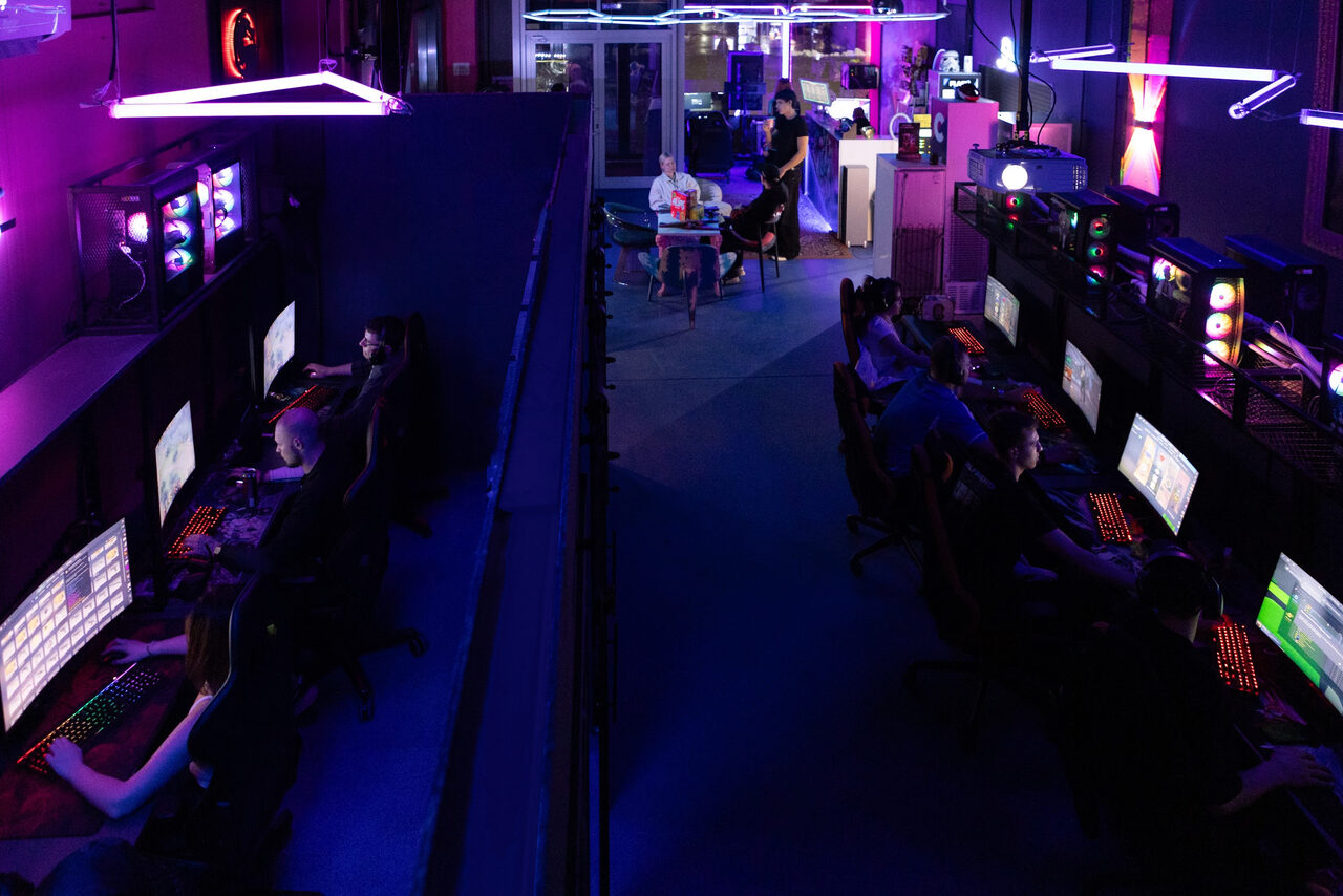 Арендовать Кибер-лофт с консолями, рулями, VR и ПК