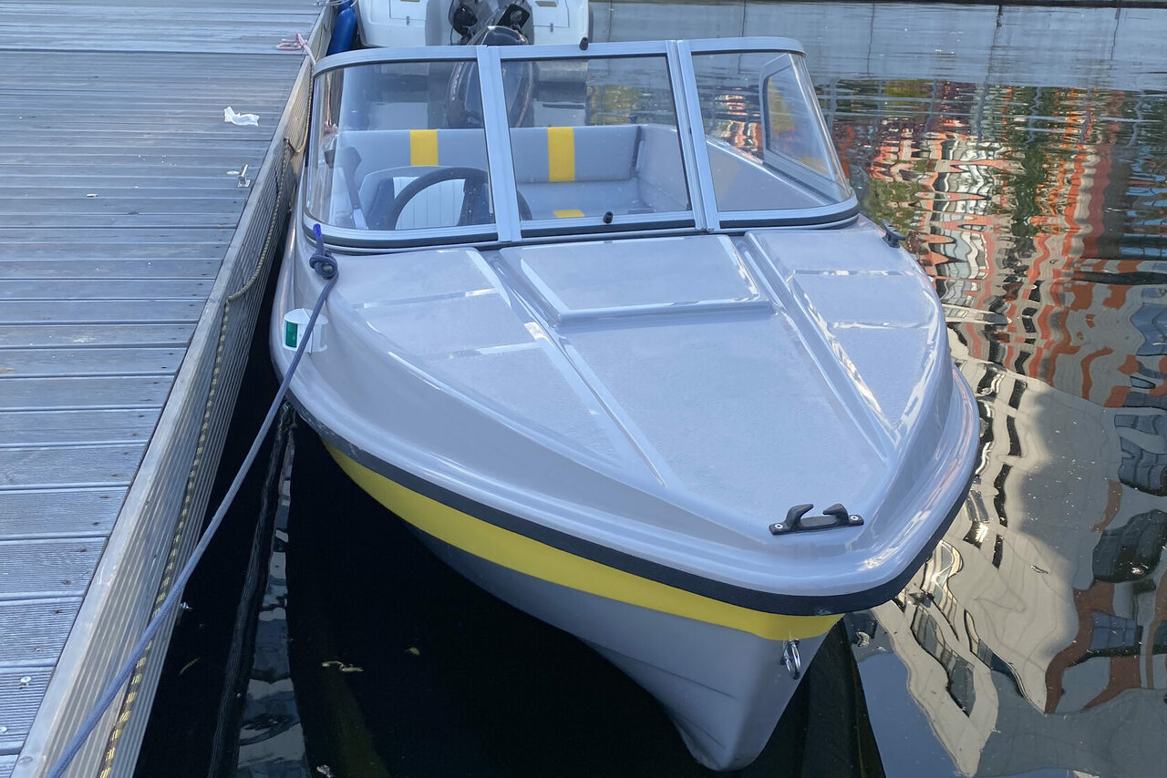 Арендовать Комфортный катер на 4 человек