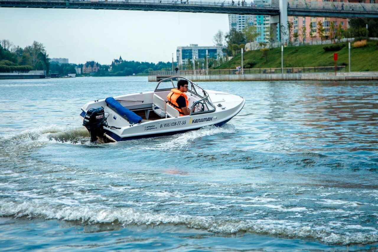 Арендовать Комфортный катер на 4 человек