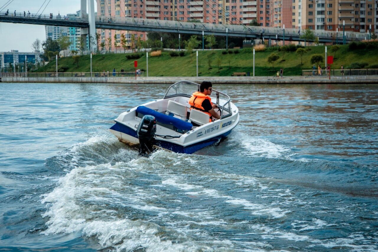 Арендовать Комфортный катер на 4 человек