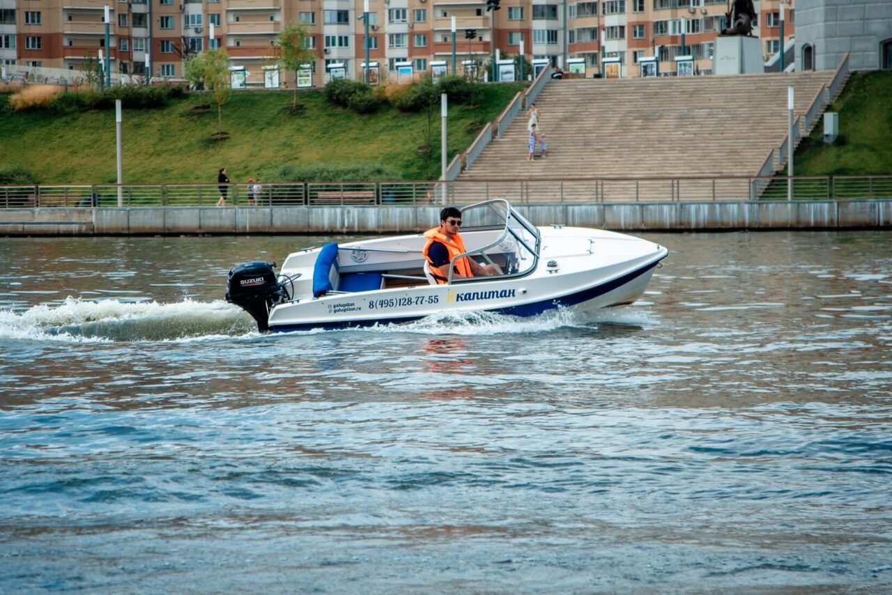Арендовать Комфортный катер на 4 человек