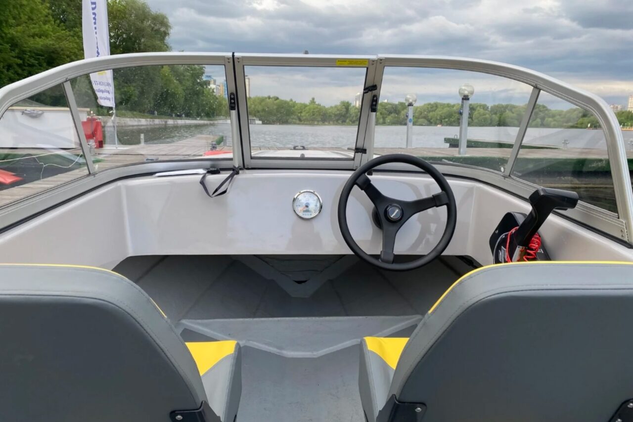 Арендовать Комфортный катер на 4 человек