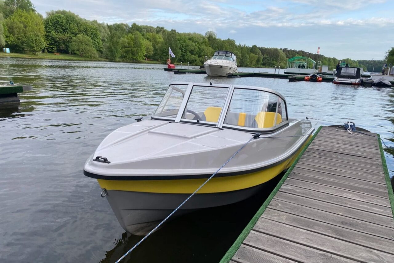 Арендовать Комфортный катер на 4 человек