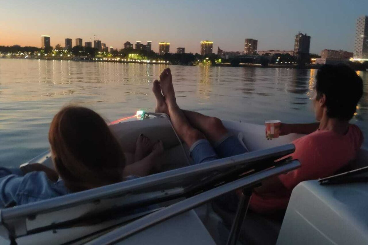 Арендовать Шестиместный современный катер