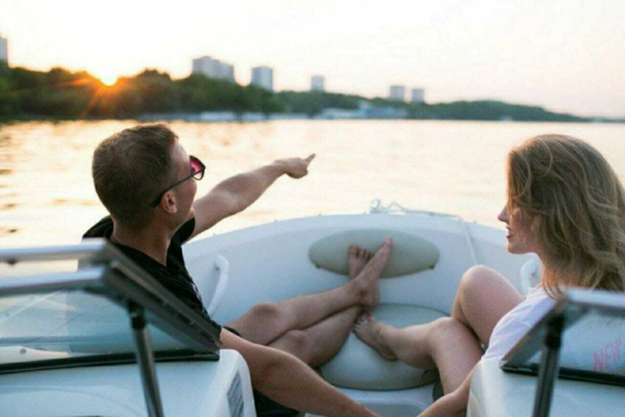 Арендовать Шестиместный современный катер