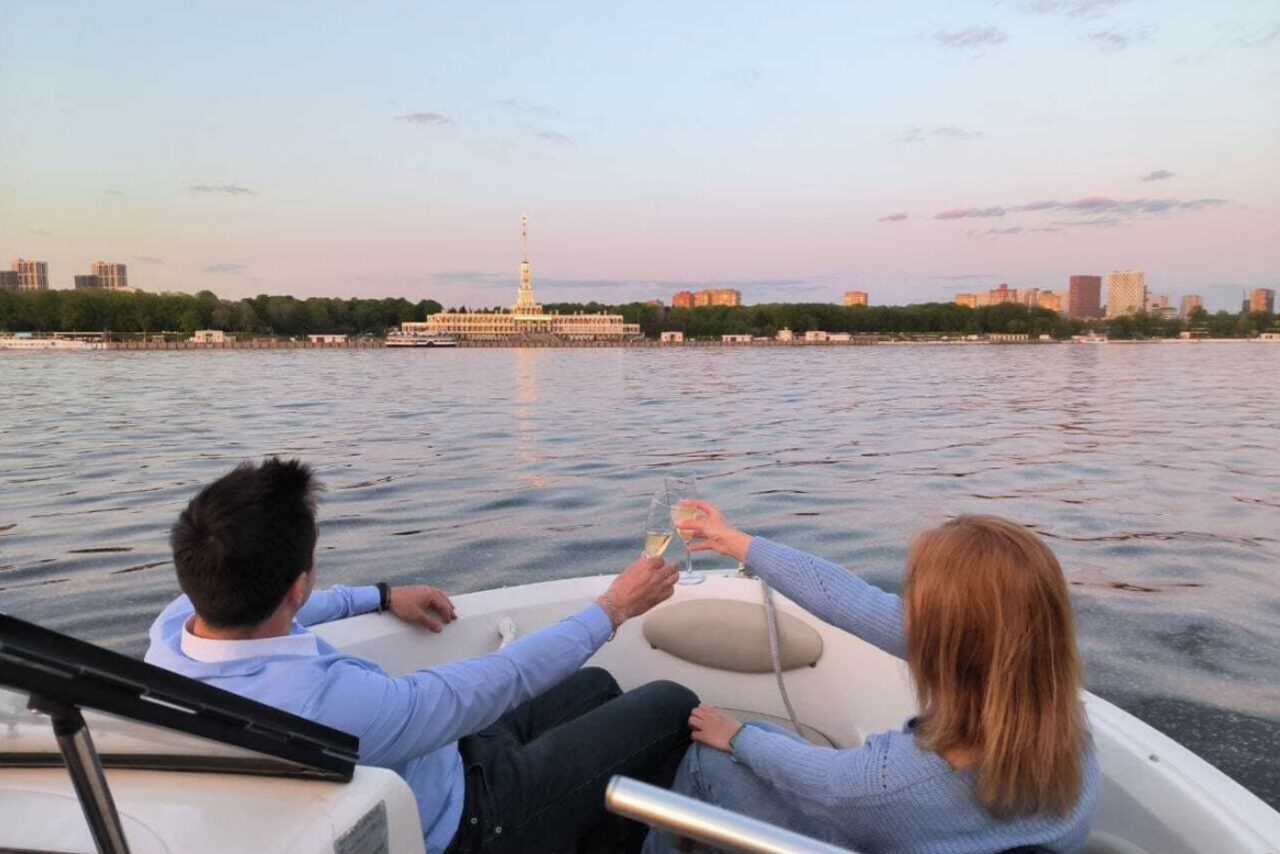 Арендовать Шестиместный современный катер